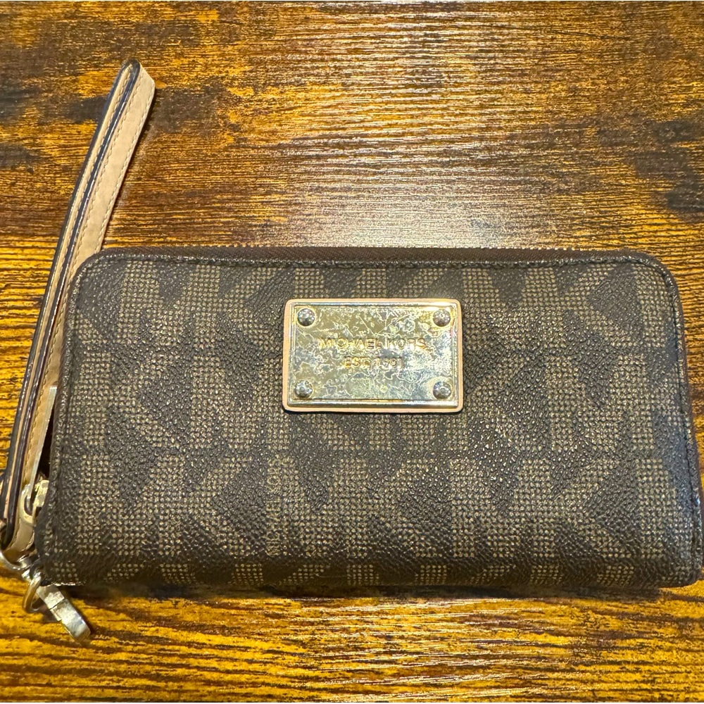 Michael Kors wristlet